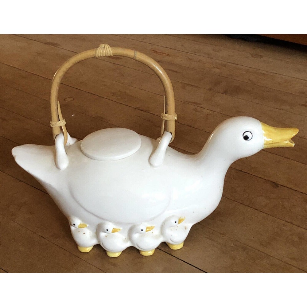 Fitz And Floyd Mama Duck Tea Pot Bamboo Handle w/ Damage. See desc/pics